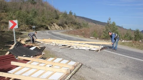 Sinop'ta Lodos Çatı Uçurdu