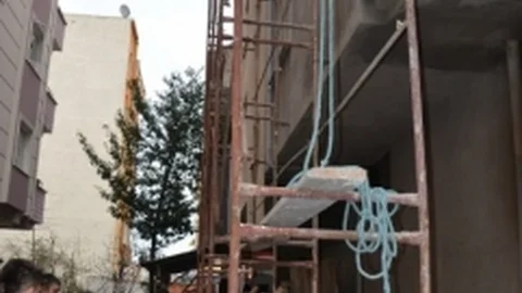 İnşaatta İskeleden DÜşen İşçi Yaralandı
