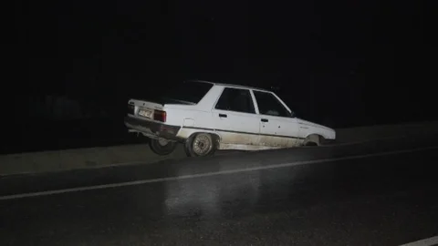 Otomobil Su Kanalına Uçtu 1 Yaralı