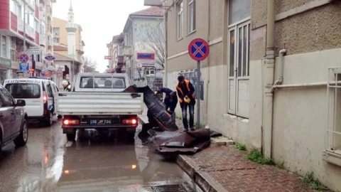Lodos Eski Mudanya Devlet Hastanesinin Çatısını Uçurdu
