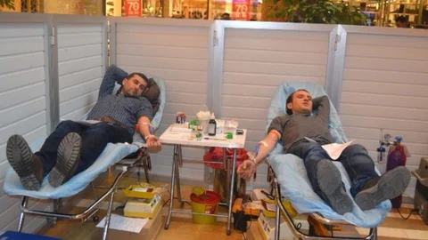 Piazza Ziyaretçilerinden Kızılay'a Kan Bağışı