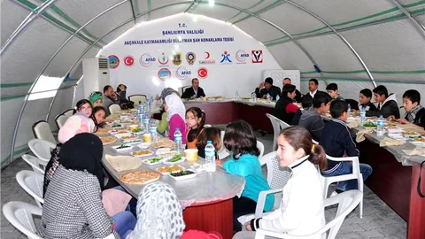 Çadır kent yönetimi Suriyeli çocuklarla buluştu