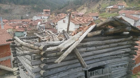 Lodos Dağ İlçelerinde Ağaçları Devirdi Çatıları Uçurdu