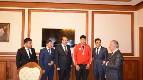 Vali Kamçı Malatyalı Şampiyonu Ödüllendirdi