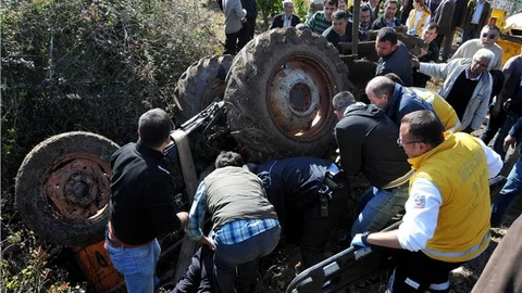 Devrilen traktörde sıkışan sürücü vinç yardmıyla kurtarıldı