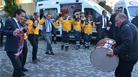 Tunceli'de ambulanslar davullu zurnalı törenle hizmete alındı
