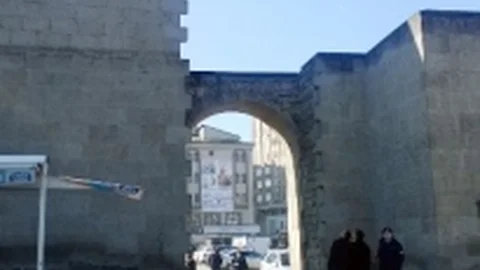 Aldatan Karısına Kızdı Surlara Çıktı