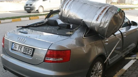 Lüks Aracın Üzerine Su Varili DÜştü