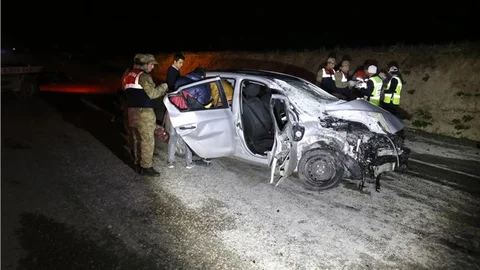 Adıyaman'da iki otomobil çarpıştı 1 ölü, 4 yaralı