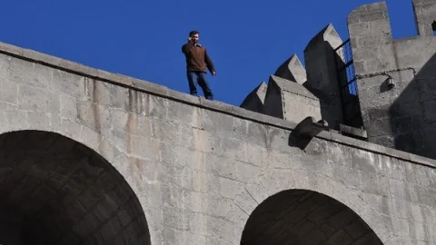 Kale Surlarına Çıkan Şahıs 3 Saat Sonra İkna Edilerek İndirildi