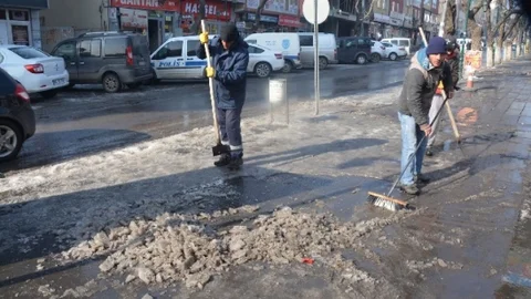 Kars Belediyesi Kar Ve Buz Temizleme Seferberliği Başlattı