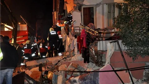 Mersin'de iki katlı ev çöktü