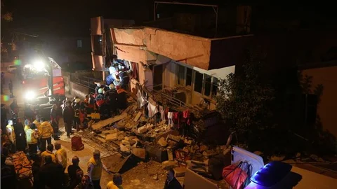 Mersin'de ev çöktü