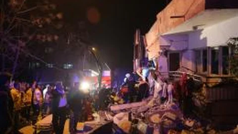 Mersin'deki iki katlı binanın çökmesi