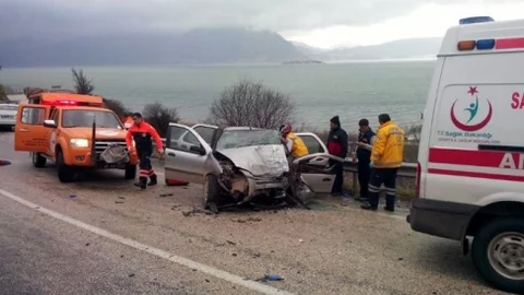 Otomobil İle Tir Çarpıştı 1 Ölü 3 Yaralı