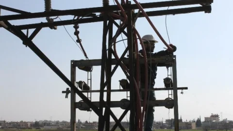 Teiaş'ın Yaptığı Kesintiyi Fırsat Bilen Dedaş Trafolara Bakım Yaptı