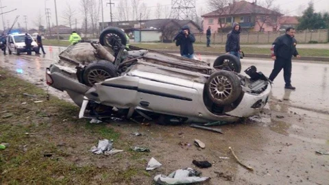 Otomobil Takla Atarak Ters Döndü