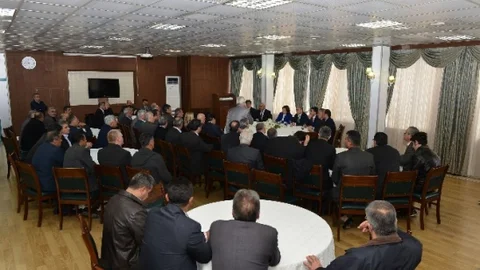 Vali Milletvekili Ve Muhtarlar Seyhan'ın Sorunları İçin Buluştu