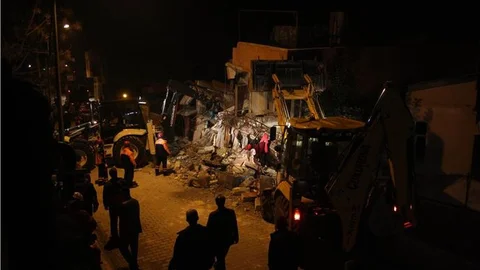 Mersin'de iki katlı ev çöktü