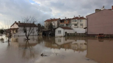 Edirne'de Sel Suları Karaağaç Mahallesi'ne Ulaştı