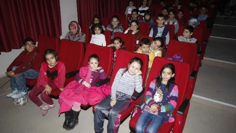 Çocuklar Bayraklı'da Beyaz Perde İle Buluştu