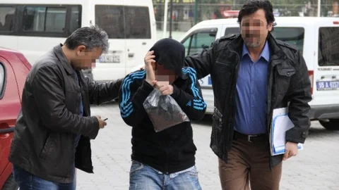 Uyuşturucuyla Yakalanınca Üzerindeki Sahte Parayı Sakladı