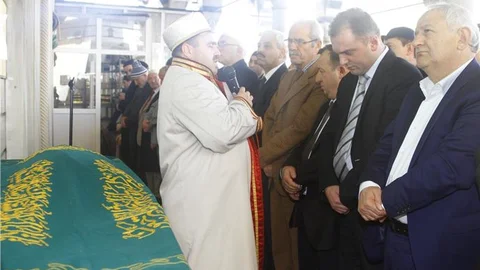 Babasına son görevini yerine getirdi