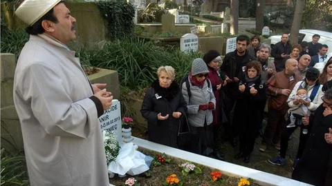 Sanatçı Macide Tanır, mezarı başında anıldı