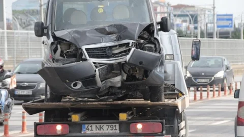 Kontrolden Çıkan Araç Direğe Çarptı 1 Yaralı