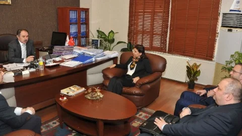 Satranç Federasyonu Başkanı Büyükşehir Belediyesi'ni Ziyaret Etti