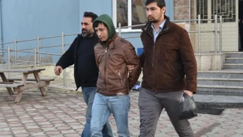 Öldürdükleri Arkadaşının Cenazesine Gidip Saf Tuttular