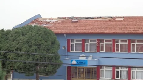 Burhaniye'de Fırtına Okul Çatısına Zarar Verdi