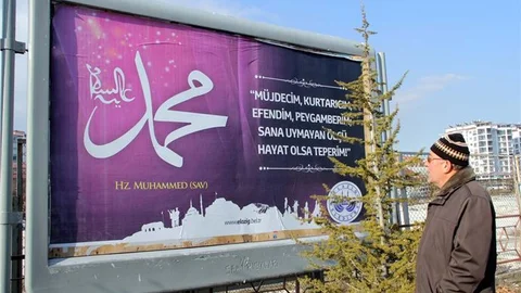 Elazığ'da Charlie Hebdo karikatürlerine bilbordlu tepki