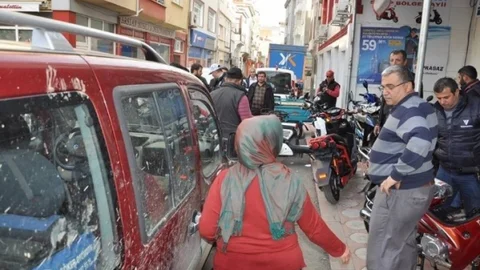 Fren Yerine Gaza Basan Sürücünün Dükkana Daldığı Anlar Kamerada