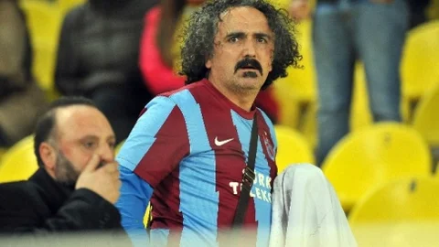 Fenerbahçe - Bayburt Maçında Trabzonspor Bayrağı Kriz Oldu