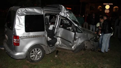 Kapalı Kasa Kamyonet Elektrik Direğine Çarptı 1 Yaralı