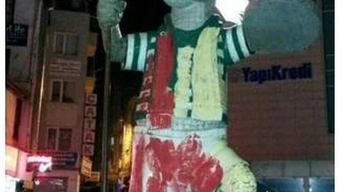 Timsah Heykeline Sarı Kırmızı Saldırı