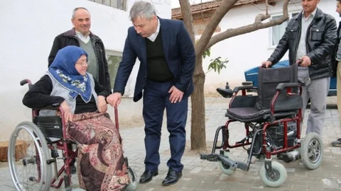 Başkan Yaralı'dan Yaşlı Kadına Akülü Araba