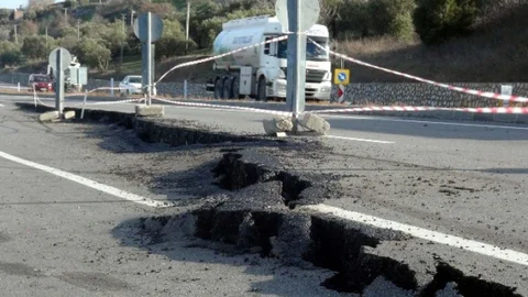 Çanakkale İzmir Karayolu Yol Göz Göre Göre Kayıyor