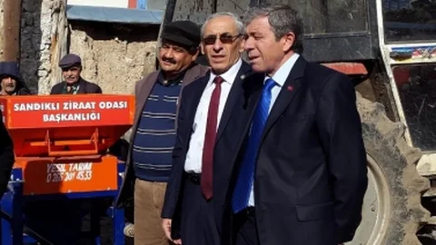 Sandıklı Ziraat Odası Başkanı Süleyman Yıldız Yem Kırma Makinası Hibe Etti