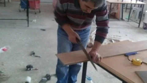 Okul Müdürü İşçi Gibi Çalışarak Eksikleri Tamamladı