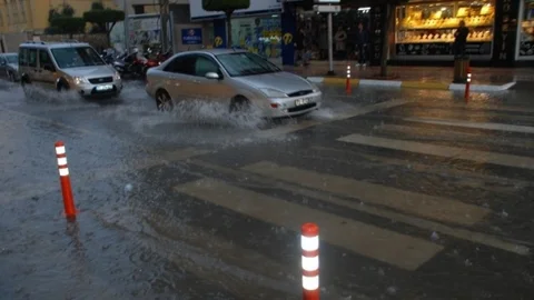 Aniden Bastıran Yağmur Vatandaşı Çaresiz Bıraktı