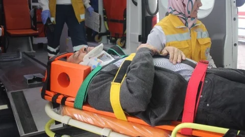 İki Otomobil Kafa Kafaya Çarpıştı 8 Yaralı