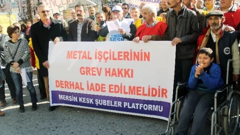 KESK Üyeleri Metal-Iş'in Grevinin Ertelenmesini Protesto Etti