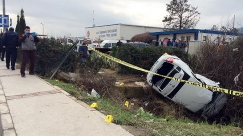 İzmir'de Otomobil Yayalara Çarptı 1 Ölü 2 Yaralı