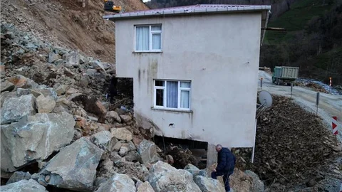 Duble yolun ortasında kalan evin sakinleri, yol çalışmalarından dertli