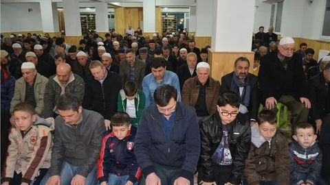 Çocuklar ebeveynleriyle sabah namazını camide kılıyor