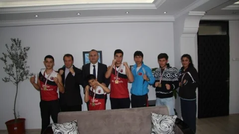 Madalyalarla Dönen Sporculardan Kaymakam Yönden'e Ziyaret