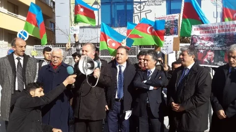 Bm Önünde Ermenistan'daki İki Azeri İçin Eylem