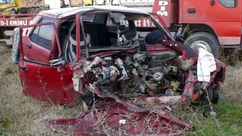 (Düzeltme) Otomobil Tir'a Arkadan Çarptı 1 Ölü 2 Yaralı